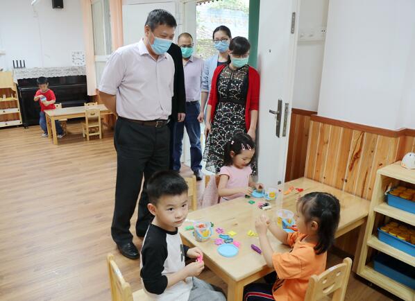 高校干部培训_张卫国校长带队检查指导实验幼儿园复学工作